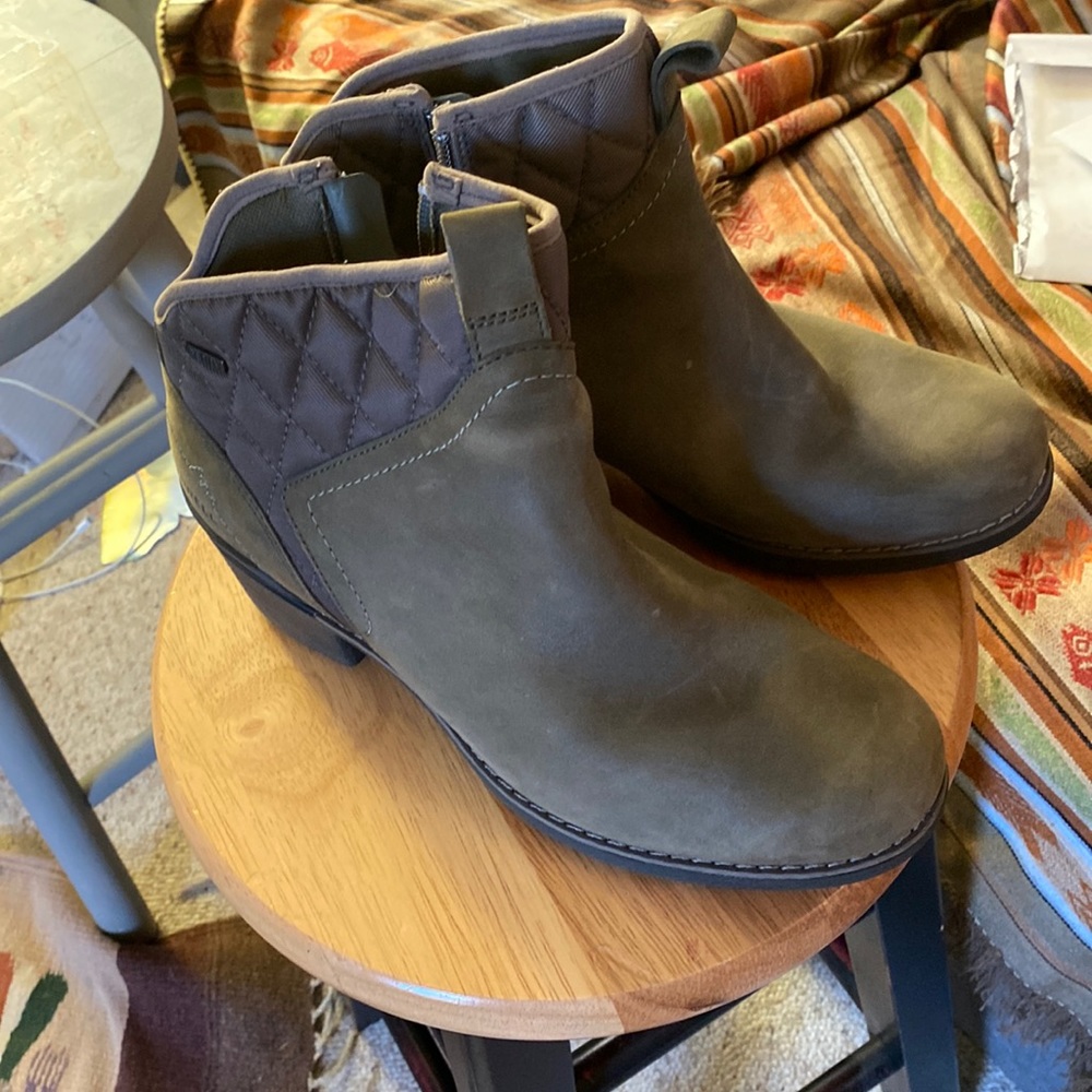 Merrell olive shortie boots in excellent condition